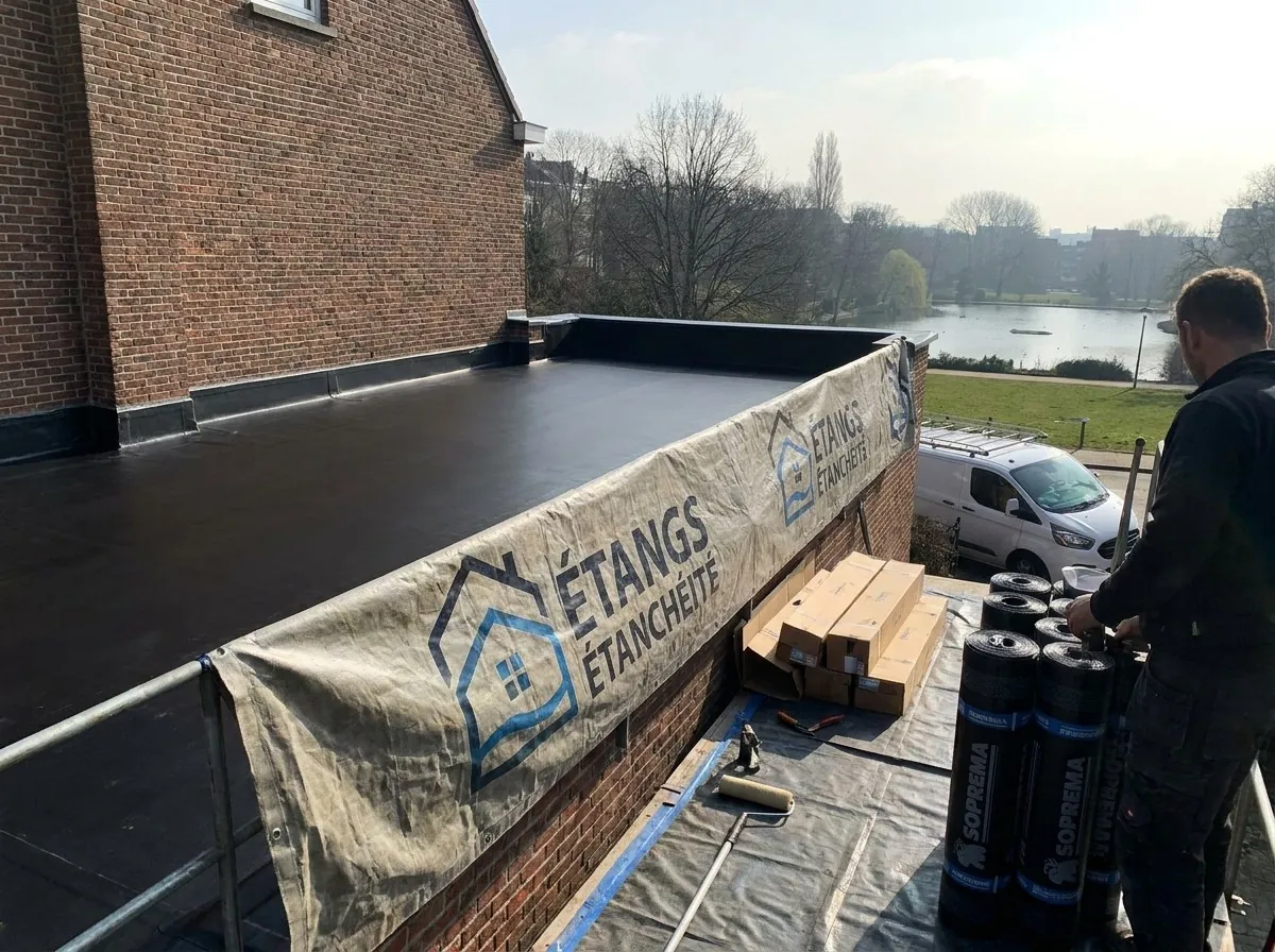 Membrane EPDM terminée sur le toit plat d'une maison d'Ixelles, bâche Étangs Étanchéité et rouleaux de roofing au bord des étangs